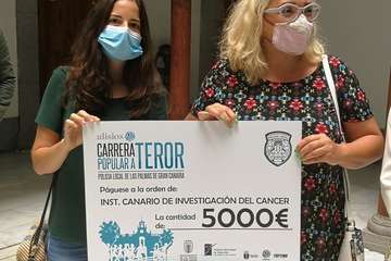  La Policía Local de la capital hace entrega de la recaudación de la XXI Carrera a Teror (Foto TA)